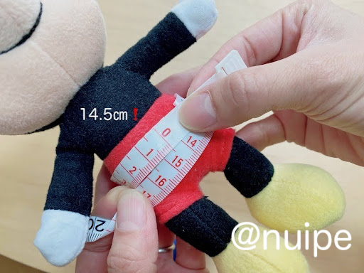 ぬいの寸法を測っている